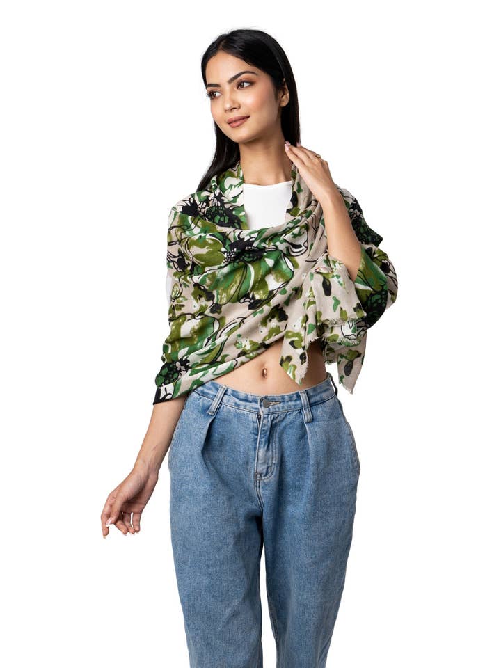 Scarf in Pure Wool Wrap Yourself in Winter Warmth and Elegance per la vendita all'ingrosso da parte di MALINI FASHION DESIGN PRIVATE LIMITED