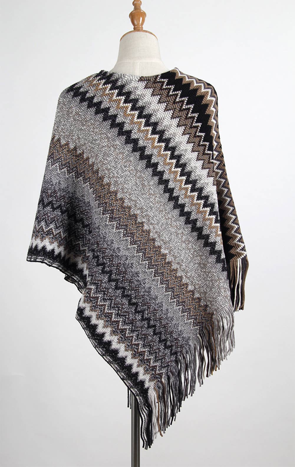 Fennco Styles – Poncho - Mulher por atacado – Camisola Poncho Zig-Zag Tricotada Pullover12