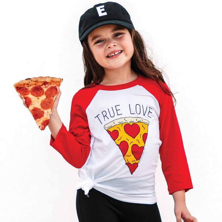 Camiseta de beisebol True Love Pizza (branca/vermelha) por atacado de Rivet Apparel Co.