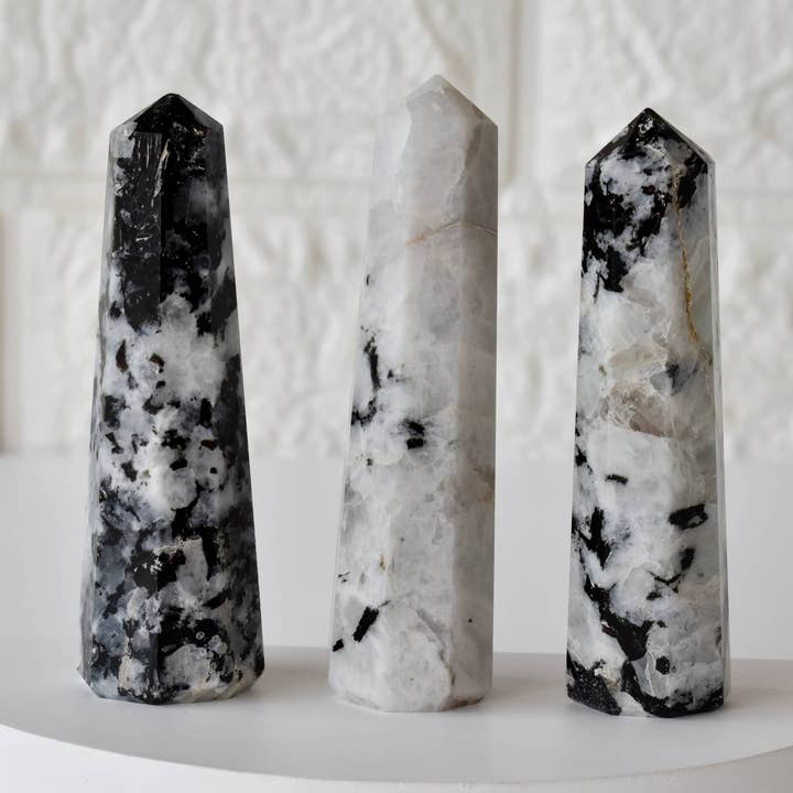 Obelisco | Pietra di Luna Arcobaleno | Torre di Cristallo | Punta di Cristallo per la vendita all'ingrosso da parte di Soothing Crystals