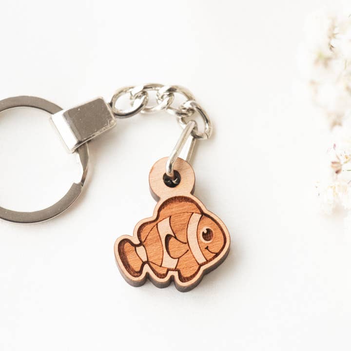 Porte-clés en bois de cerisier Clownfish - KS23020 pour la vente par Robin Valley