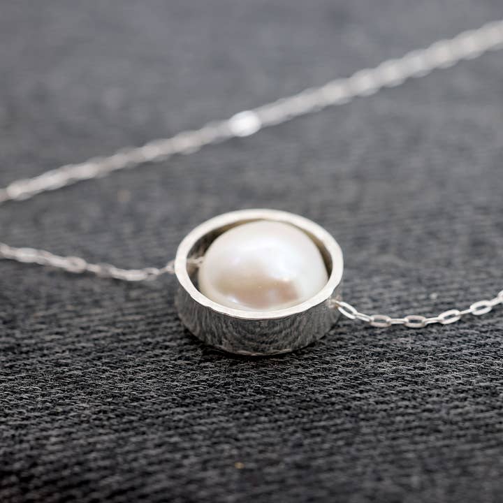 Perla di moneta in un tubo per la vendita all'ingrosso da parte di Altitude Jewelry