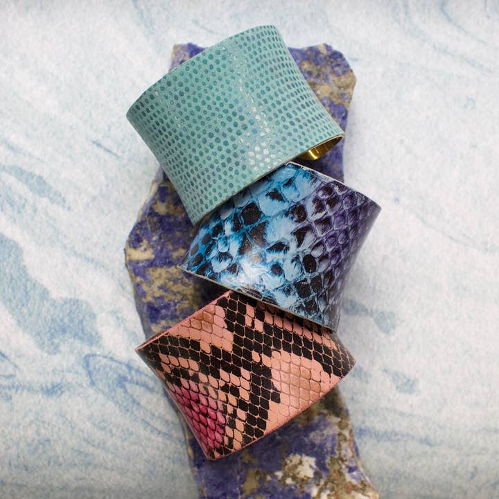 a.v. max – Großhandel Manschettenarmband – Lederumwickelte konkave Manschette|Viele Farben38