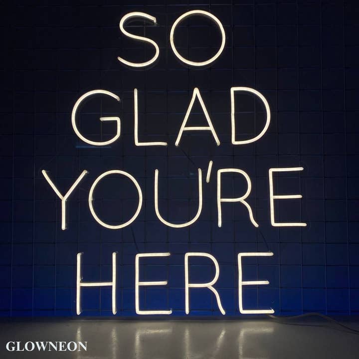 Signe au néon So Glad You're Here, décoration murale LED pour demande en mariage pour la vente par Glow Neon