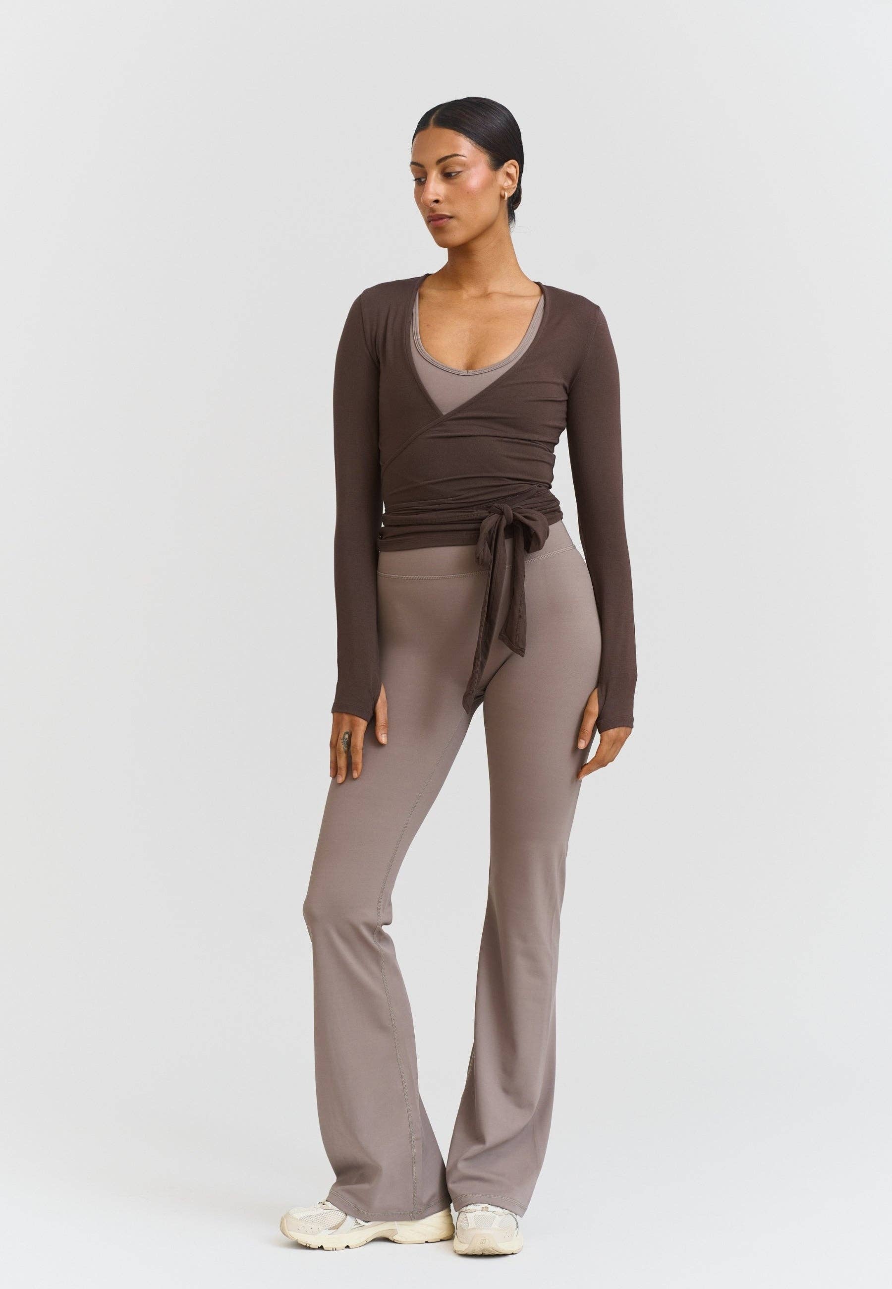 Sisterly Tribe – Parte de cima de desporto - Mulher por atacado – Top Soft Ballet Wrap - Espresso3