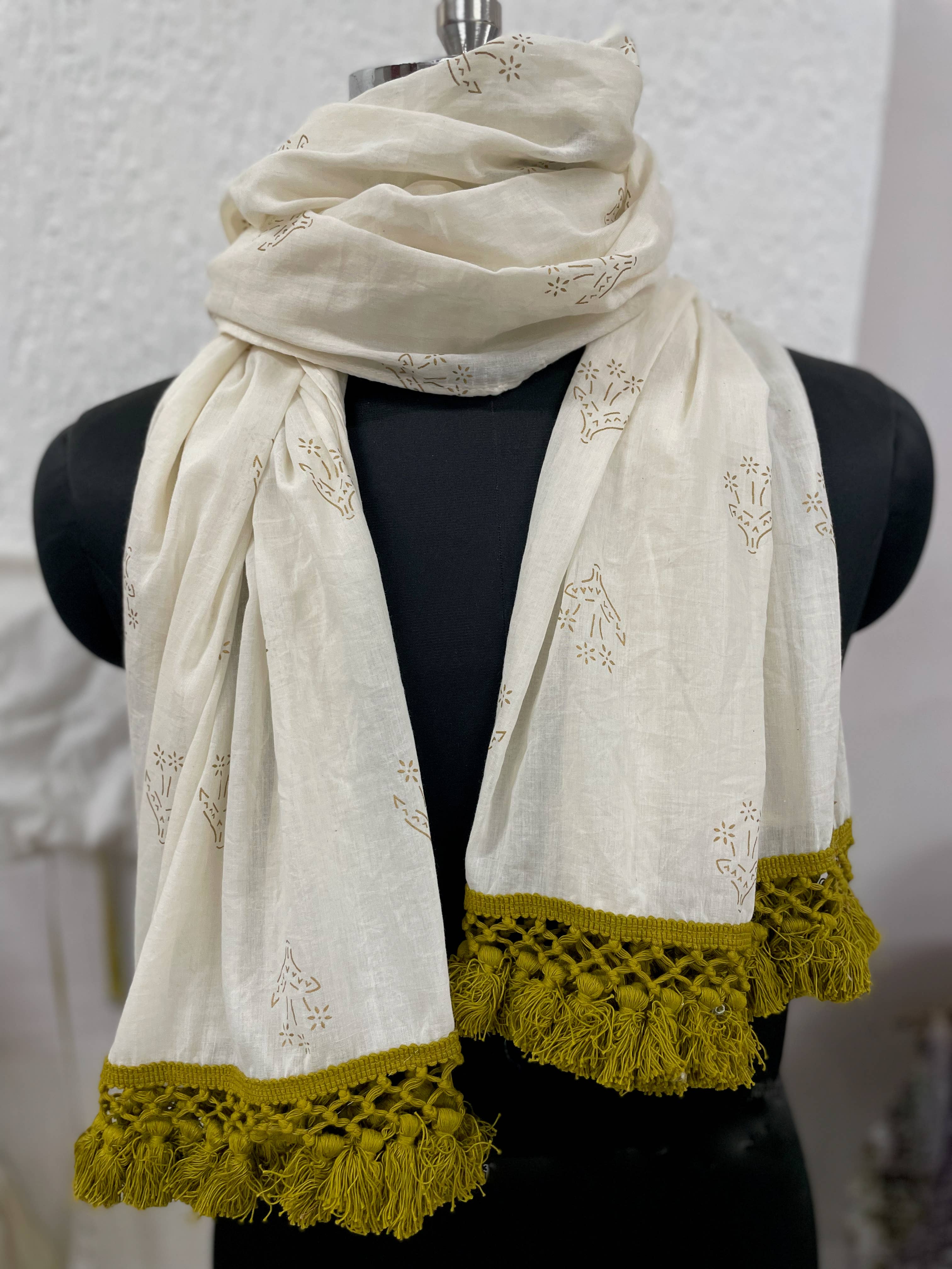 Sewing New Futures, Inc - Venta al por mayor Bufanda - Mujer - Bufanda larga de algodón crema-dorado3