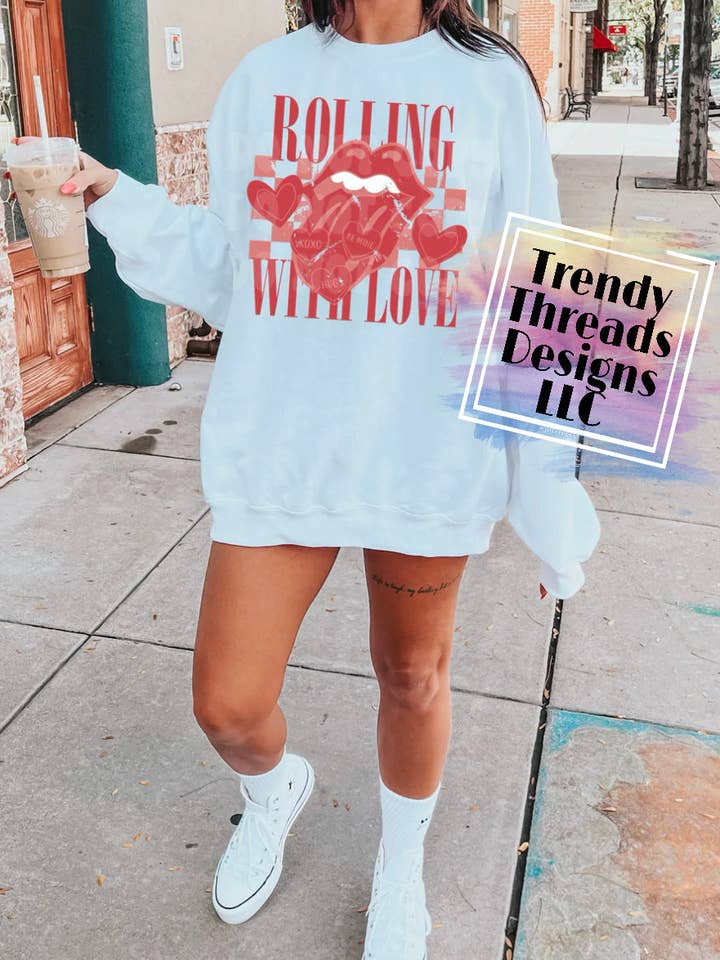 Camisa | sudadera Rolling with love para venta al por mayor de Trendy Threads Designs LLC
