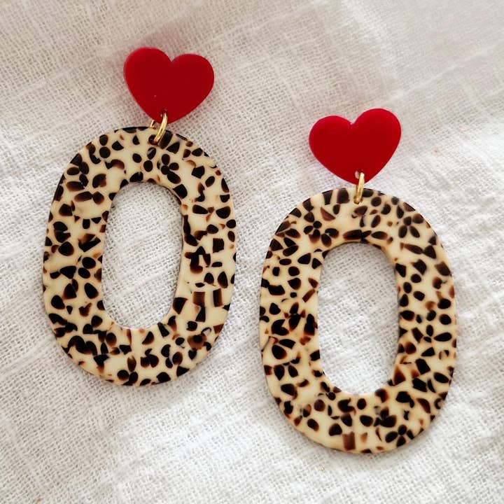 Ovale oorbellen met koekjesmotief en rood hartje voor wholesale door Les Noeuds de Maman