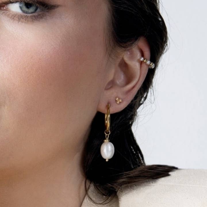 Orecchini in perle e oro per la vendita all'ingrosso da parte di Knight & Day Jewellery