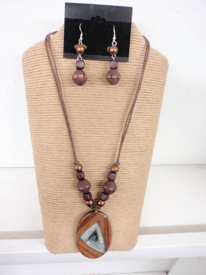 2-DRAADS NATUURLIJK KOORD MET OVALE HANGER KETTING SET 18148 voor wholesale door International Duru's