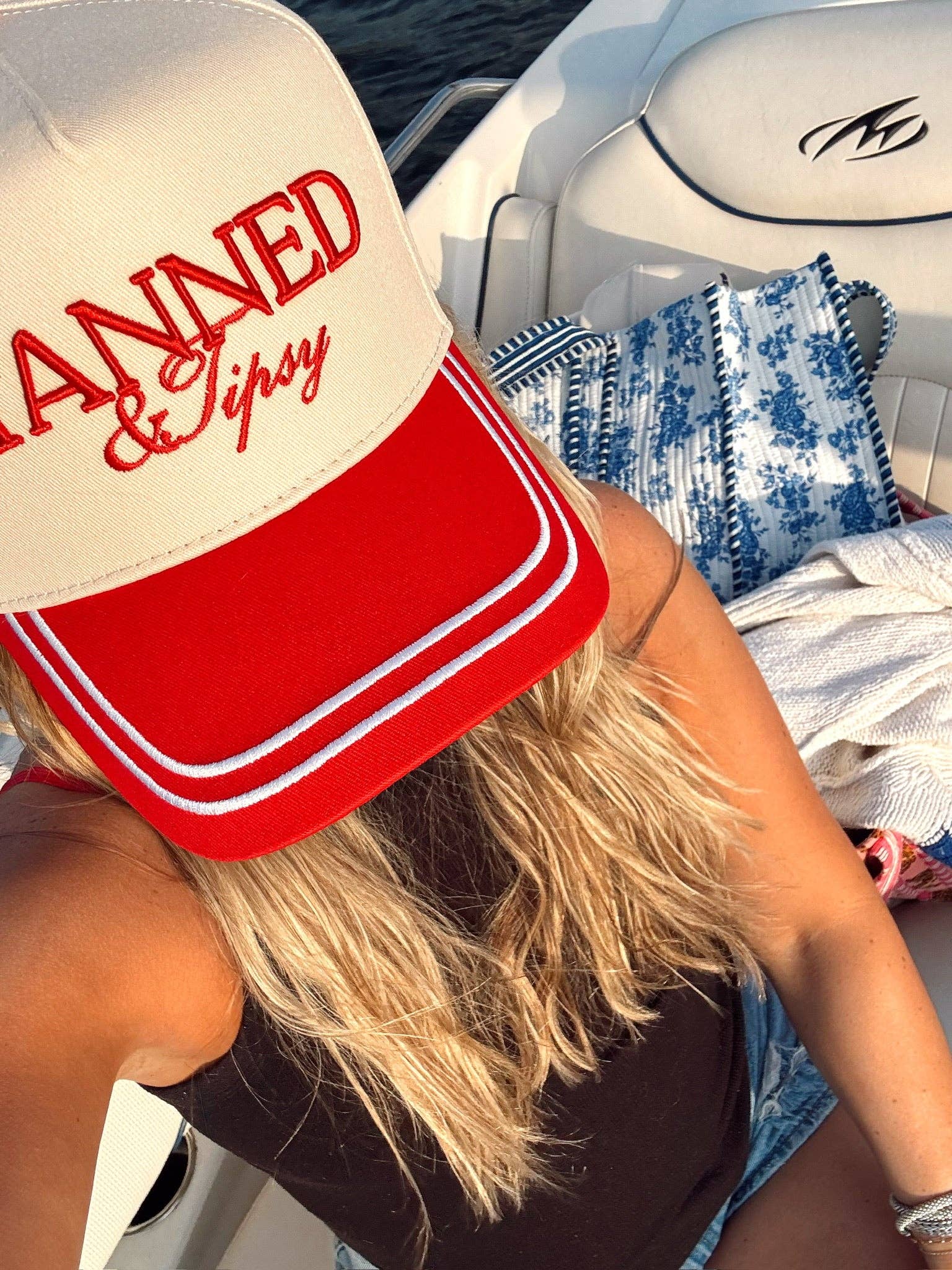 KENZKUSTOMZ - Vente Casquette de camionneur – femme - Tanned & Tipsy - Casquette Trucker Vintage Rouge1