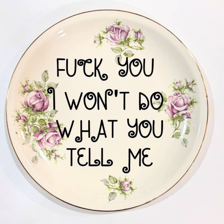 Assiette Vintage Juron – "Va te faire foutre, je ne ferai pas ce que tu me dis" pour la vente par Un Peche Mignon