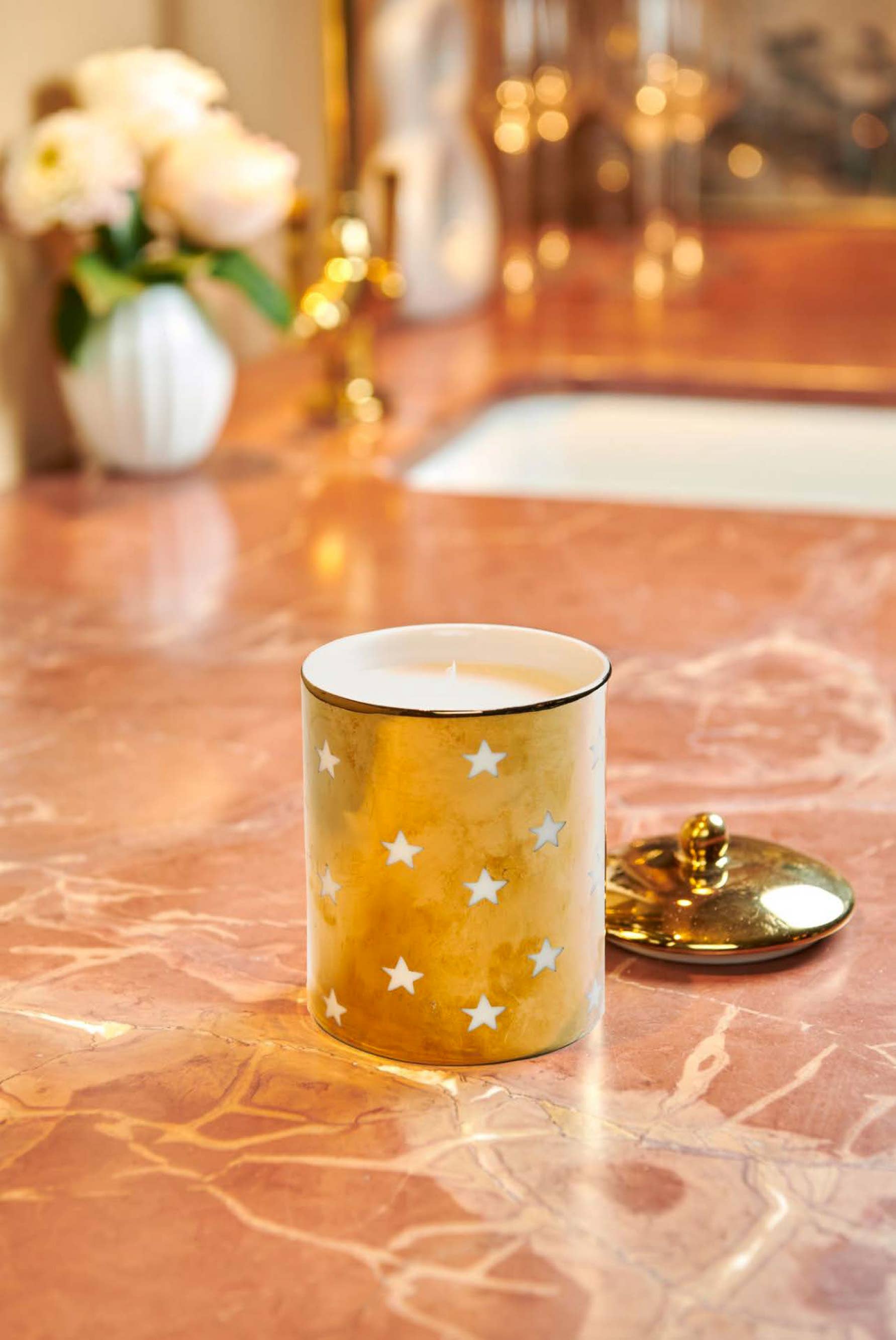 Draper James by Lifeguard Press – wholesale Novelty candle – Candle, Gold with White Stars1