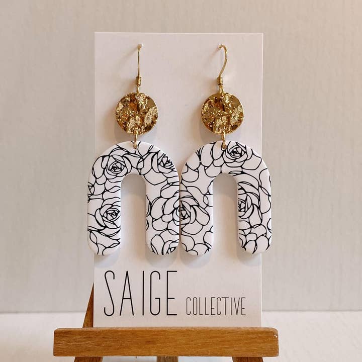 Saige Collective - Vendita all'ingrosso Orecchini pendenti - Lucky - Orecchini in argilla nera peonia0