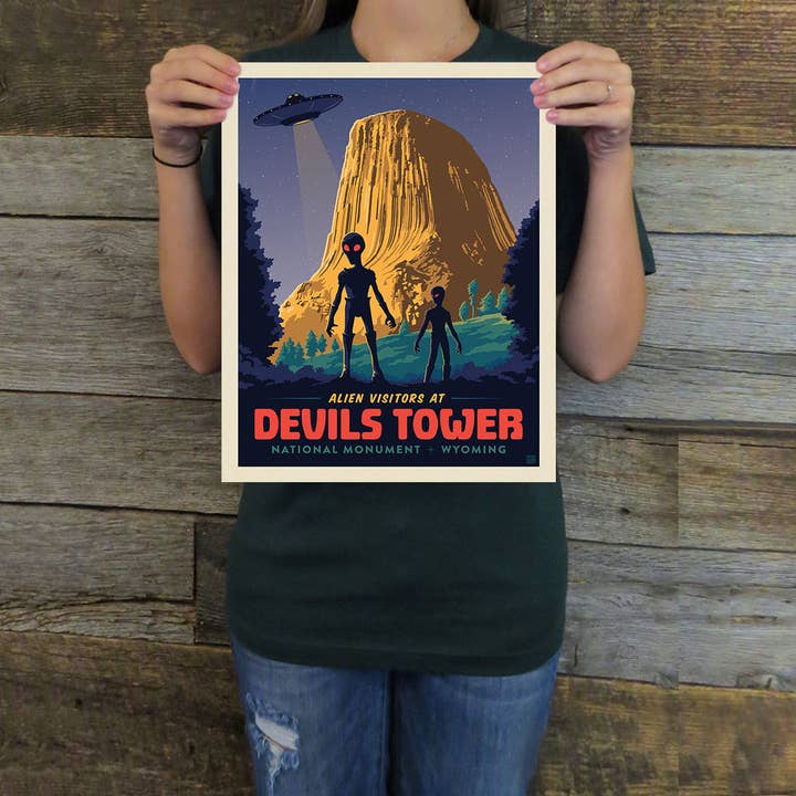 Lámina artística Devils Tower: Aliens (American Travel) para venta al por mayor de Anderson Design Group