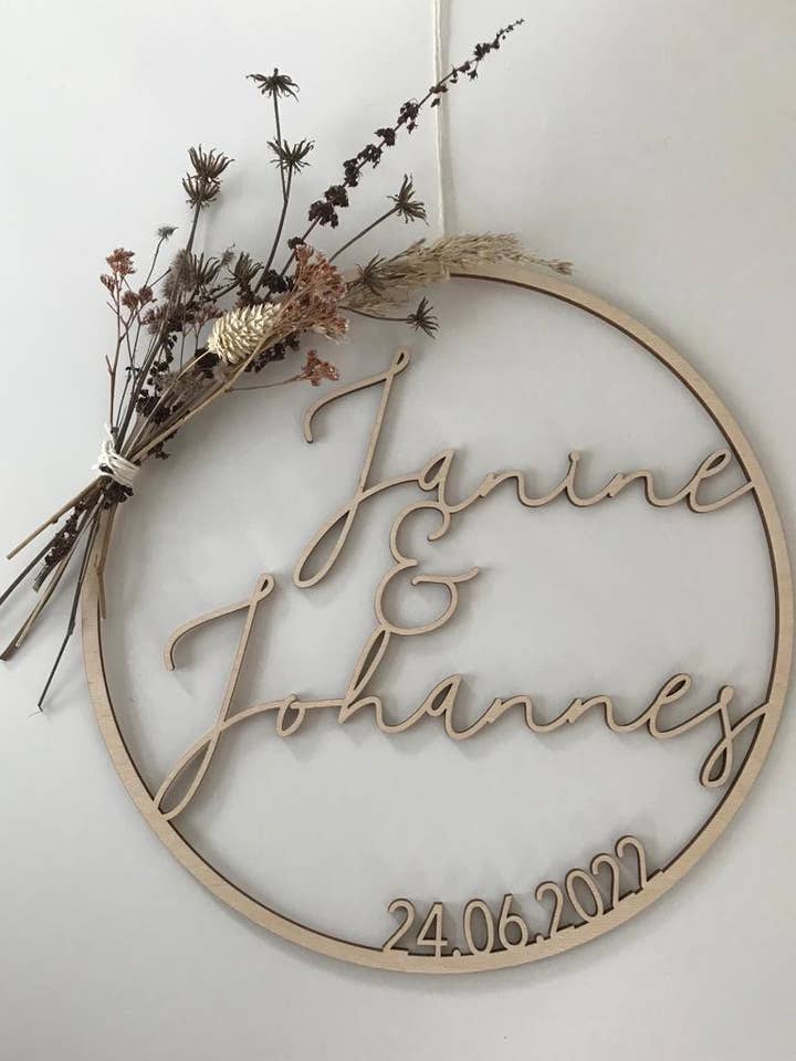 Coroa de madeira presente de casamento Nome + Data com flores secas | Data de casamento personalizada casal por atacado de Vonjula