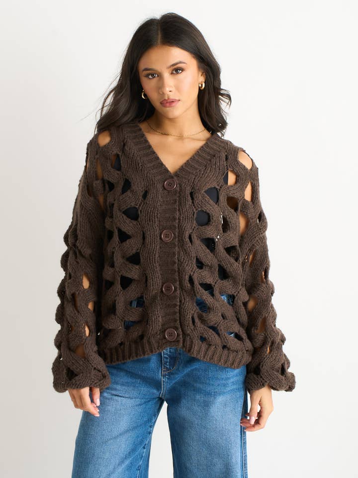 Cardigan en maille épaisse à morceaux creux en chocolat pour la vente par GINI LONDON