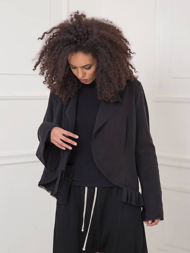 Blazer suave asimétrico con volantes en la espalda escalonada y bordes sin dibujar: |ASHTA| para venta al por mayor de ADEPTT