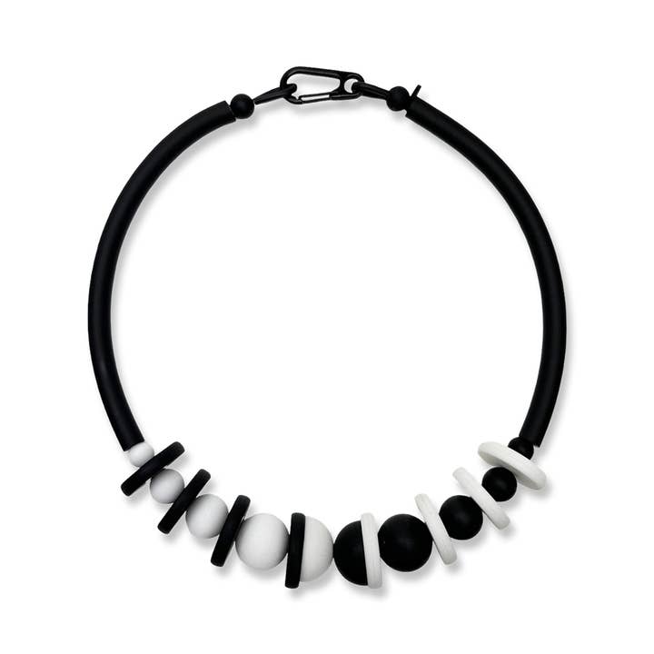 Collier en caoutchouc moderne. PLANÈTE pour la vente par Frank Ideas