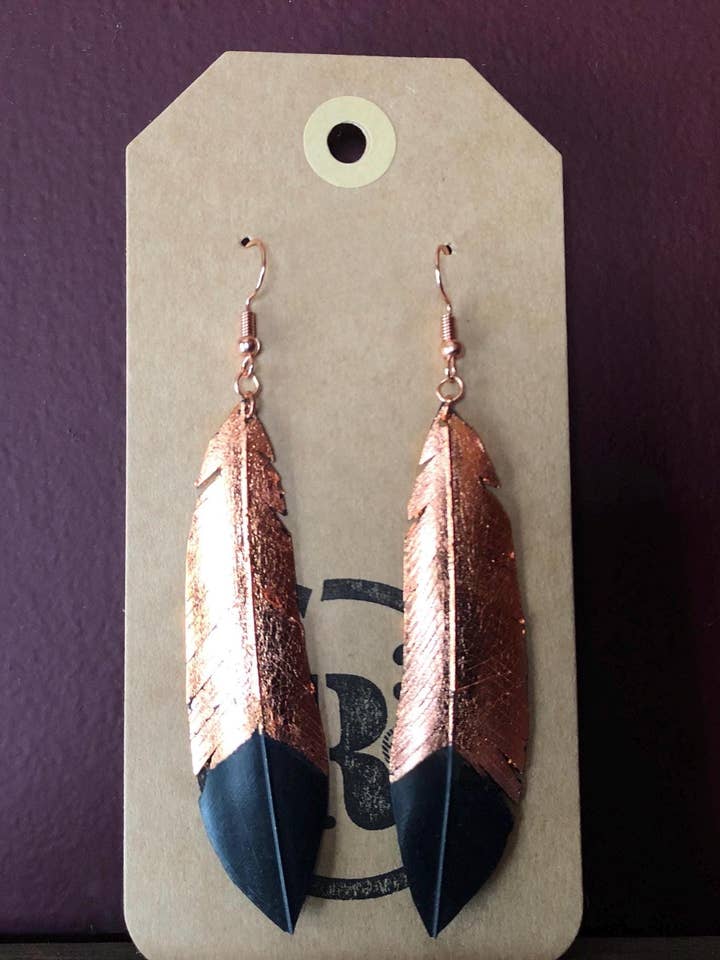 Orecchini a Piuma di Coda in Rame Fatti a Mano da Tubetti Riciclati per la vendita all'ingrosso da parte di R3recycledgoods