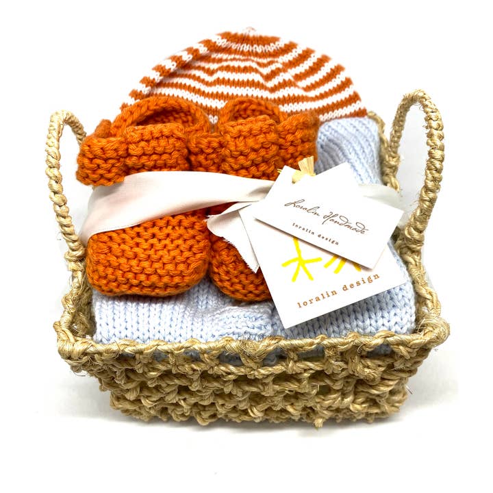 Cardigan, Hut und Stiefelchen Set - Geschenkkorb-Stil für den Großhandel von Loralin Design