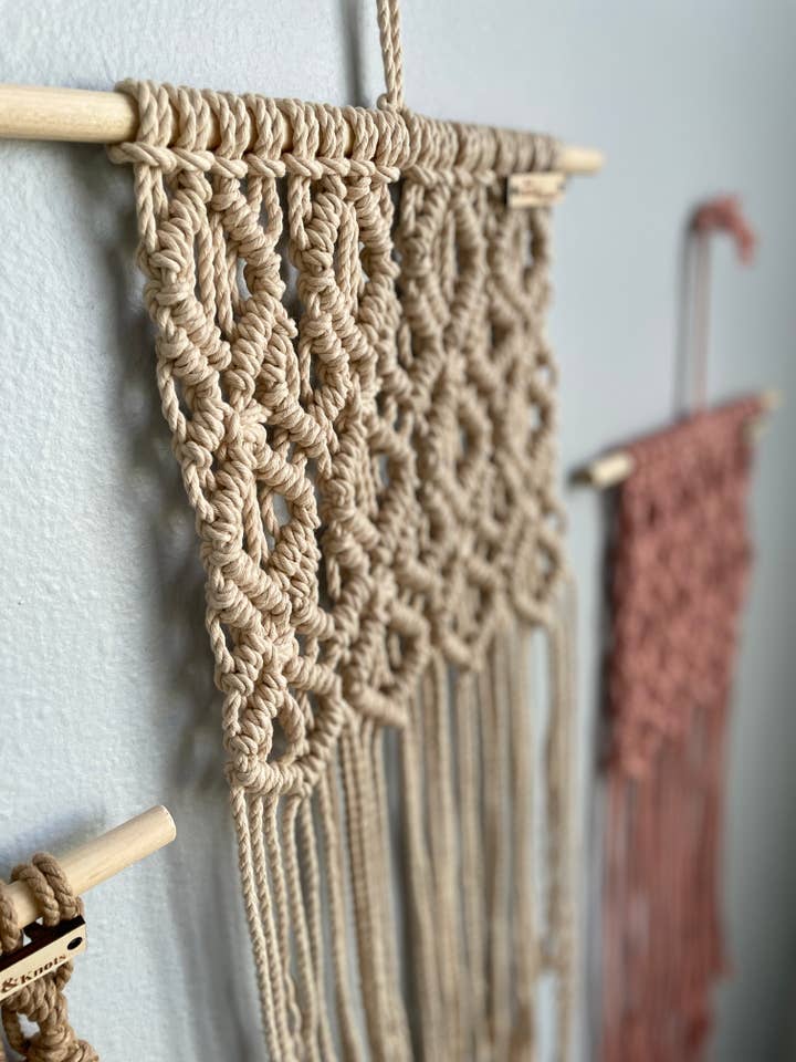 Tenture murale minimaliste en macramé pour la vente par Just Knots & Knots