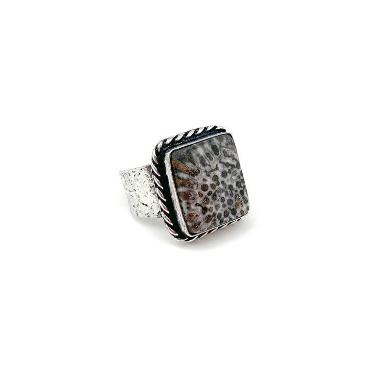 Bague en pierre semi-précieuse faite à la main - Corail fossile noir pour la vente par Anju Jewelry