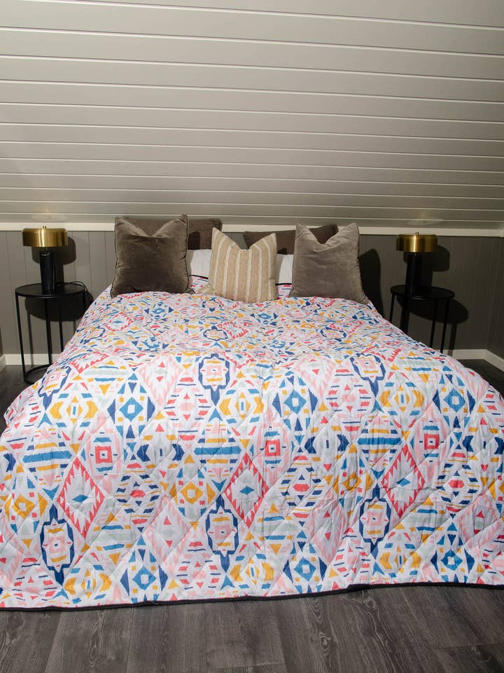 Couvre-lit matelassé de Velucci Home - Aztec dreams pour la vente par AVAGANTE Design