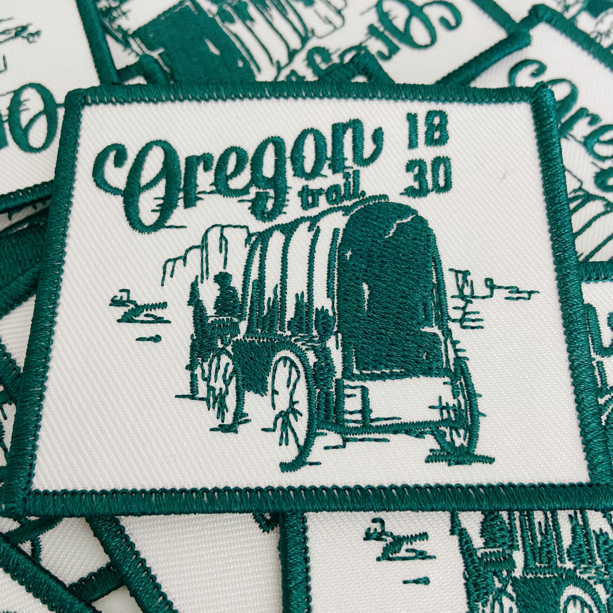 TEELUX – Engroshandel Patch – 3" Oregon Trail i GRØN - Broderet hatplaster2