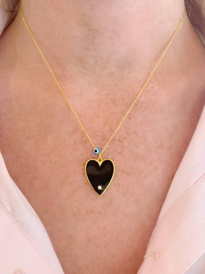 Grand collier en forme de cœur en émail noir pour la vente par House of Moda Jewelry