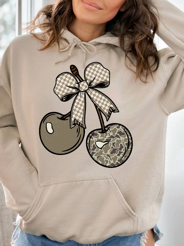 Sudadera con capucha gráfica para adultos con lazo a cuadros de cereza camuflada para venta al por mayor de Uncommon Label
