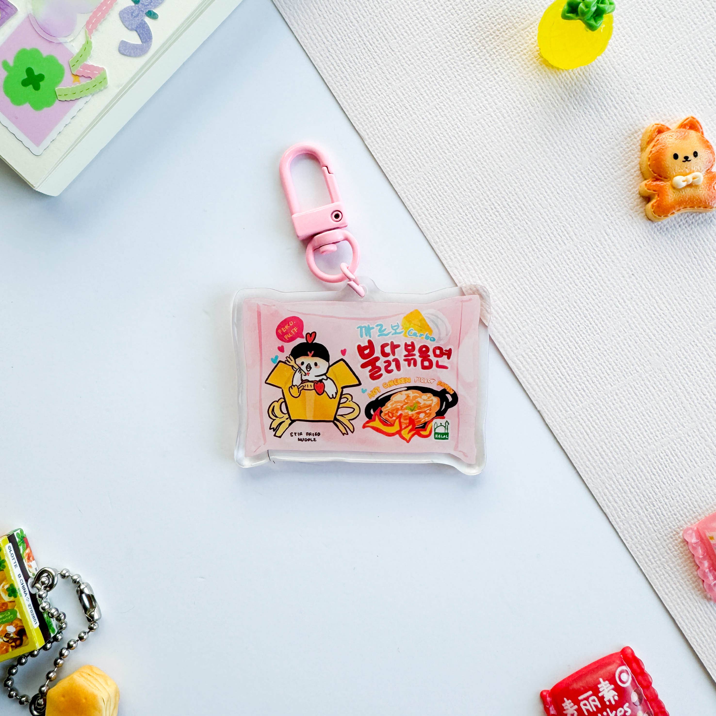 PekoPuff – Porta-chaves - Unissexo por atacado – Porta-chaves Acrílico Buldak Pink Ramen Carbonara Fire Noodles