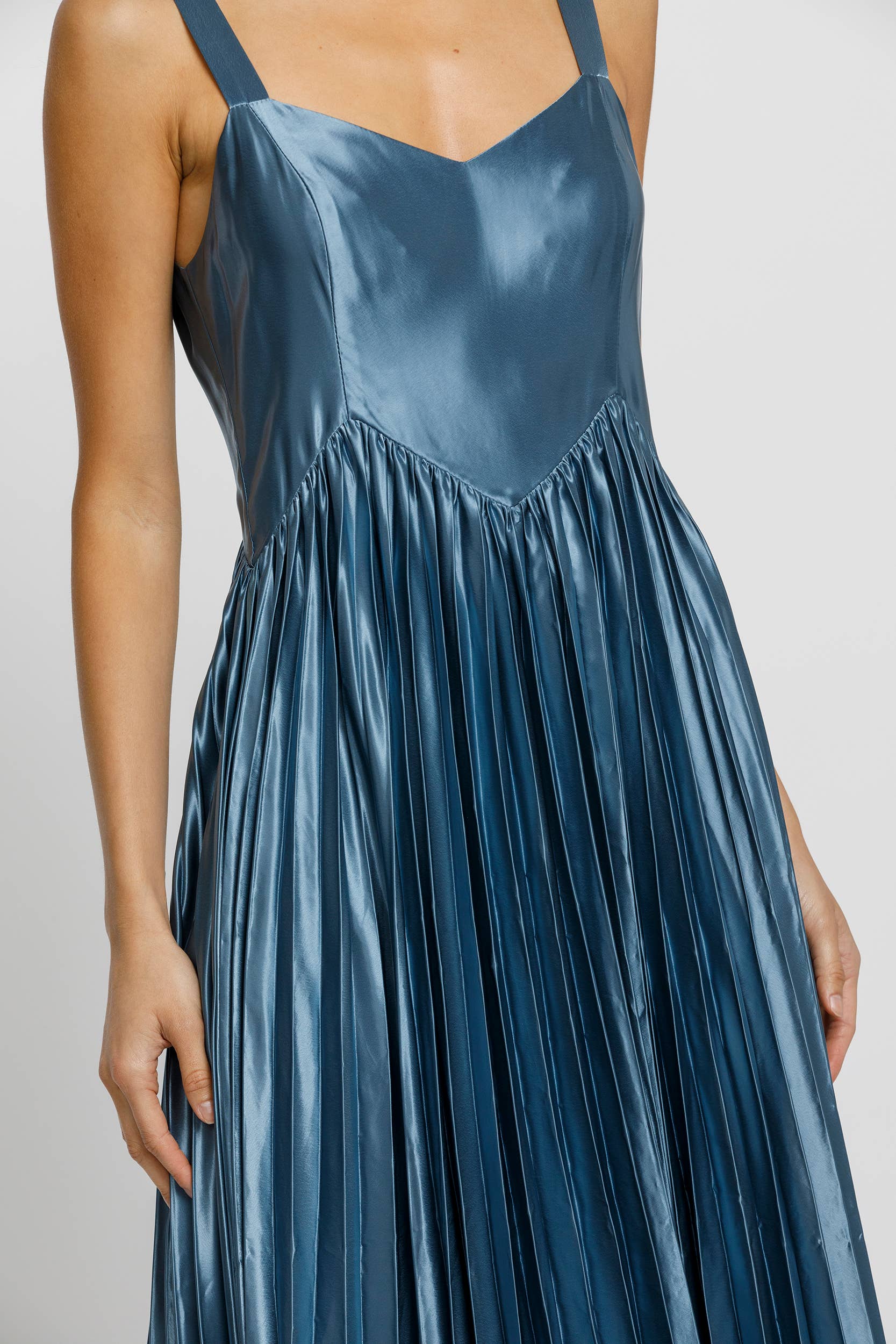 STORIA – wholesale Dress – Women's – JD6918- SOLID SHEEN ACCORDION PLEAT MIDI DRESS 11