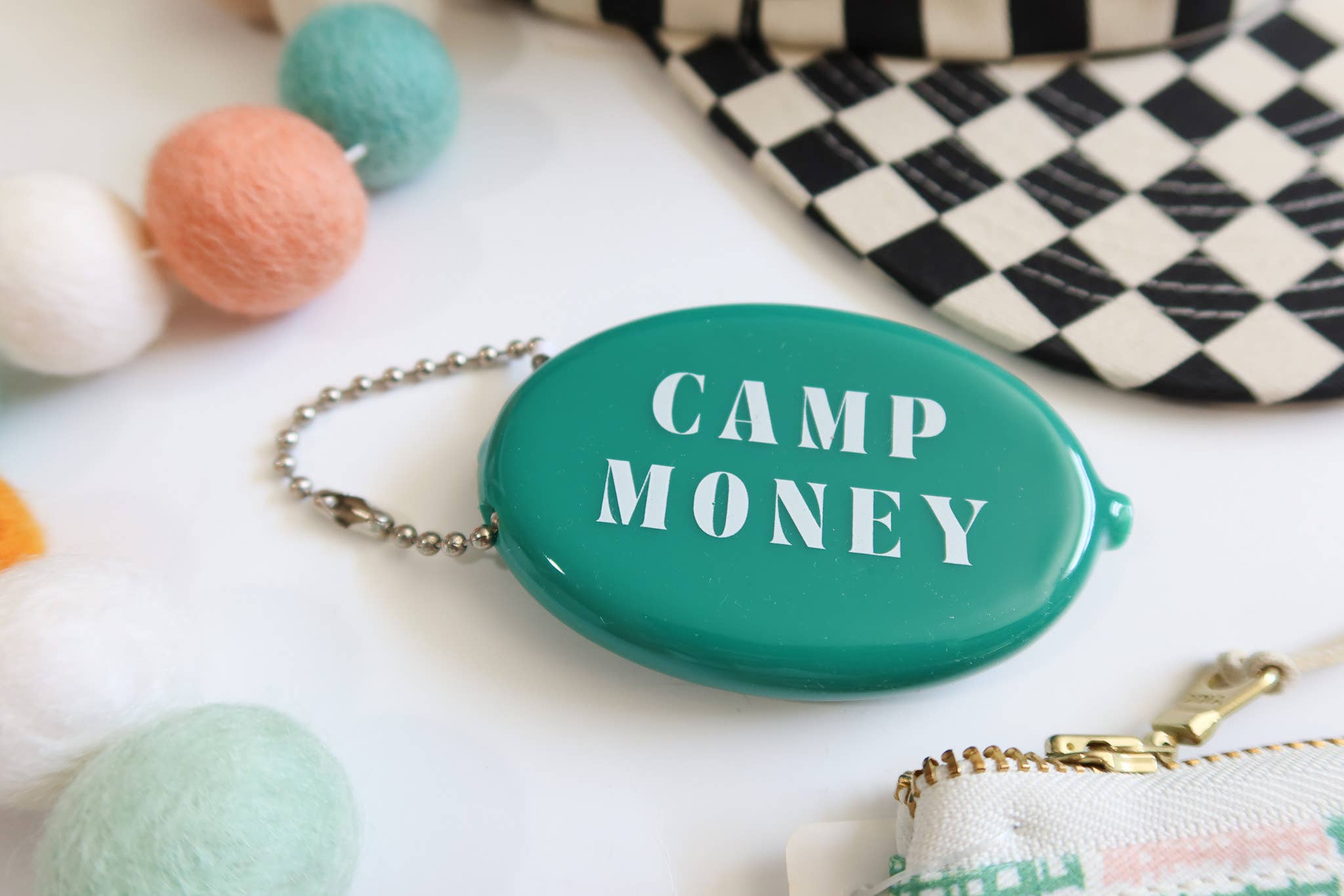 Fern & Arrow – Großhandel Geldbörse – Damen – Retro-Münztasche aus Gummi mit Kugelkette und Schlüsselbund2