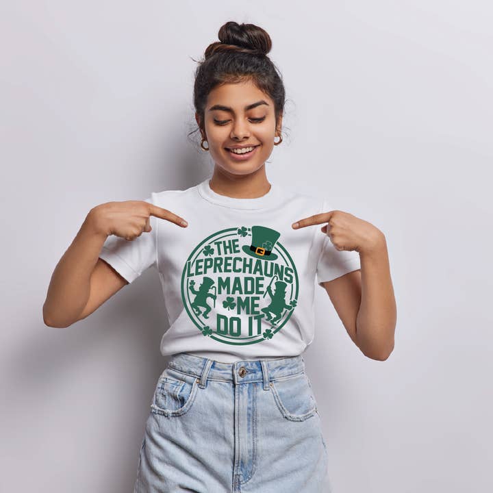 Das T-Shirt "Die Kobolde haben mich dazu gebracht". für den Großhandel von WILD AGAIN