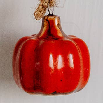 Citrouille en grès suspendue orange pour la vente par We Love Seasons Ltd