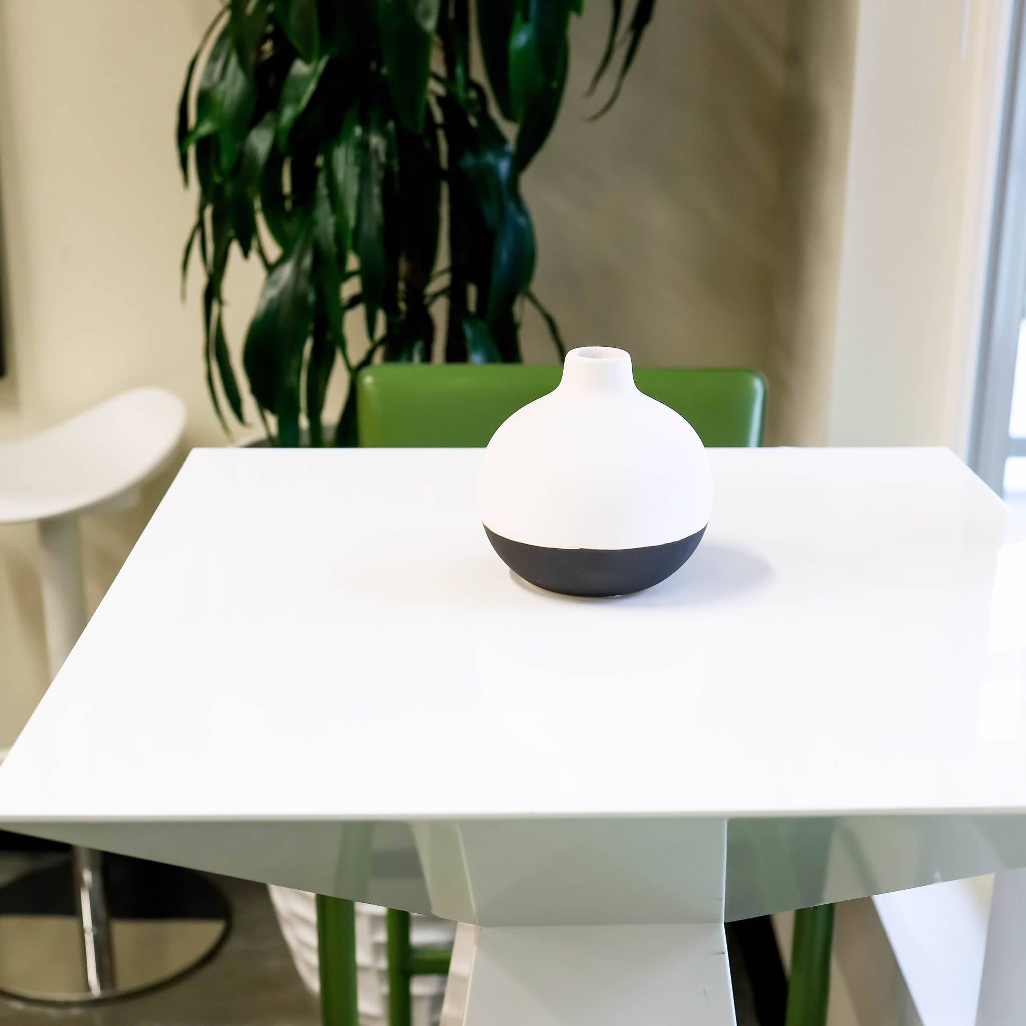 MARMEDA – wholesale Vas – Duo Svart och Vit Rund Vas - Minimalistisk Midcentury Rå1