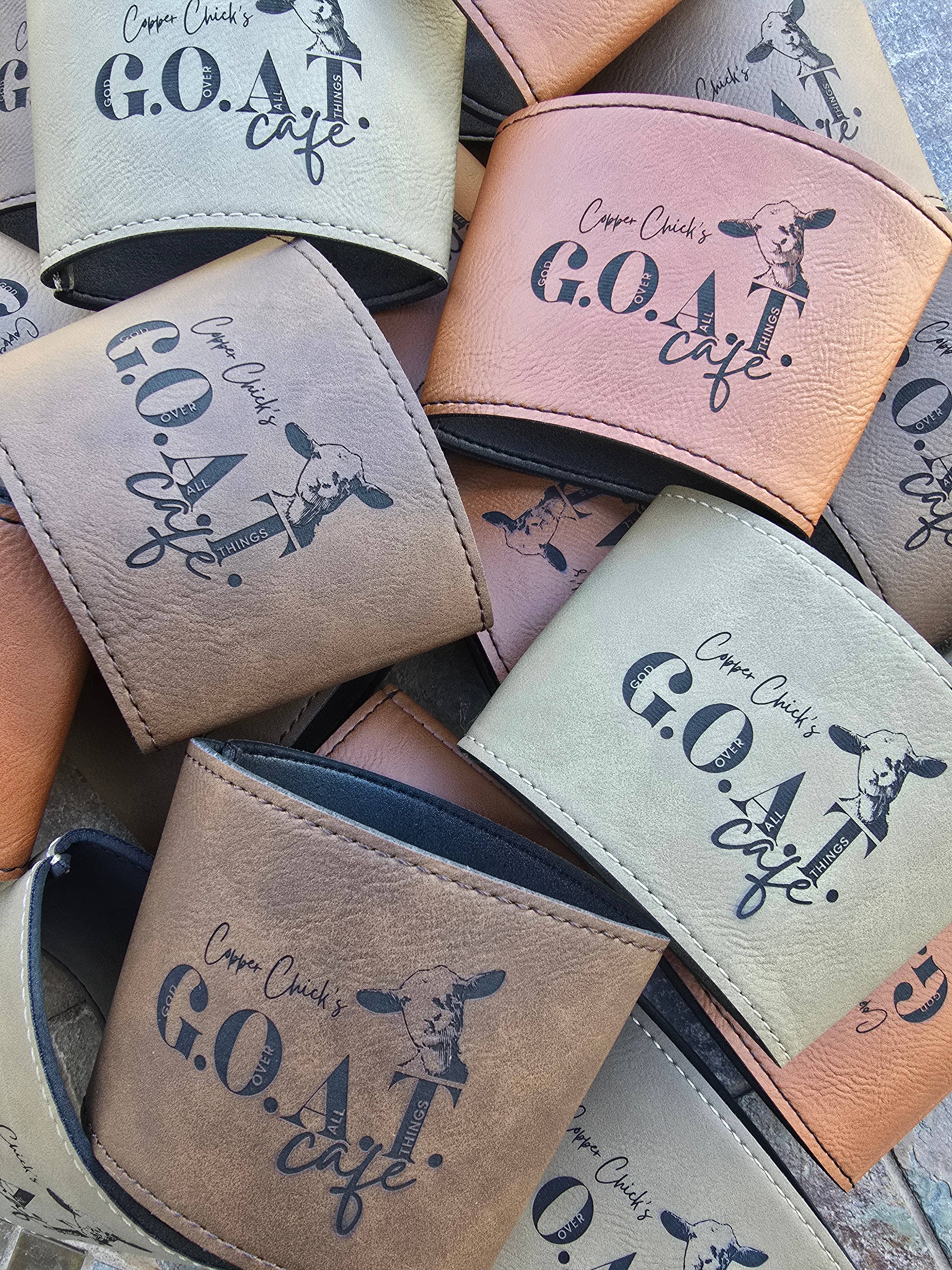 The Rural Home - Venta al por mayor Fundas para recipientes de bebida - Manga de Taza de Cuero Sintético Grabada – Marca de Cafetería Reutilizable15