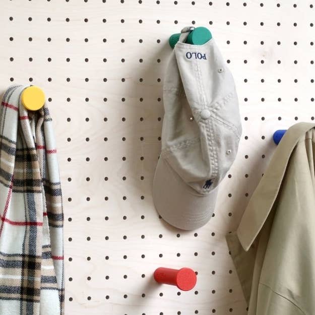 Farverig knage - knagerække eller taskekrog til perforeret opslagstavle for engroshandel hos AIRE