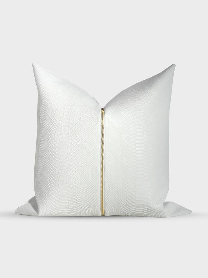 VENOM | Coussin en peau de serpent blanc pour la vente par Stud Pillows