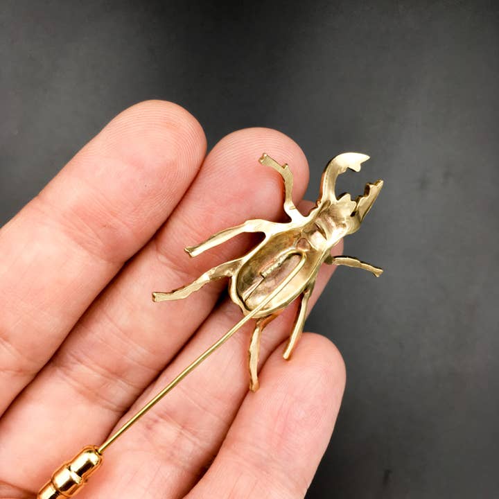 Metal Cloth & Wood - Venta al por mayor Botón/prendedor - Alfiler de insecto escarabajo de ciervo dorado, regalo perfecto para el novio o los padrinos de boda