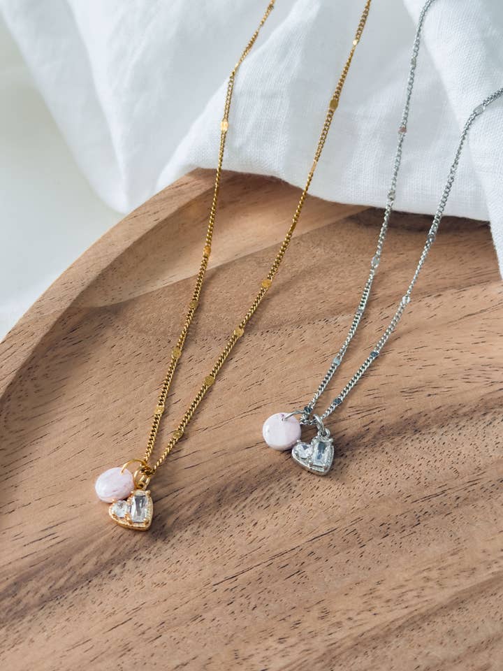 Collier Love Notes Col ✦ avec pendentif en forme de cœur et couleur quartz rose pour la vente par KLAEI DESIGN STUDIO