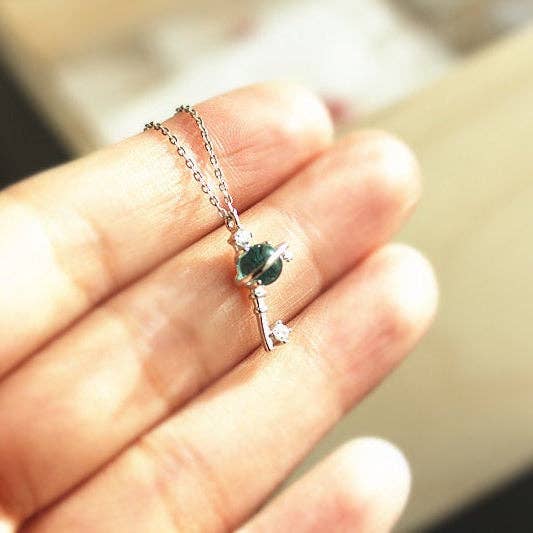 Ninaouity - Venta al por mayor Collares con colgantes/abalorios - Collar con dije en forma de llave con diseño de planeta Urano azul1