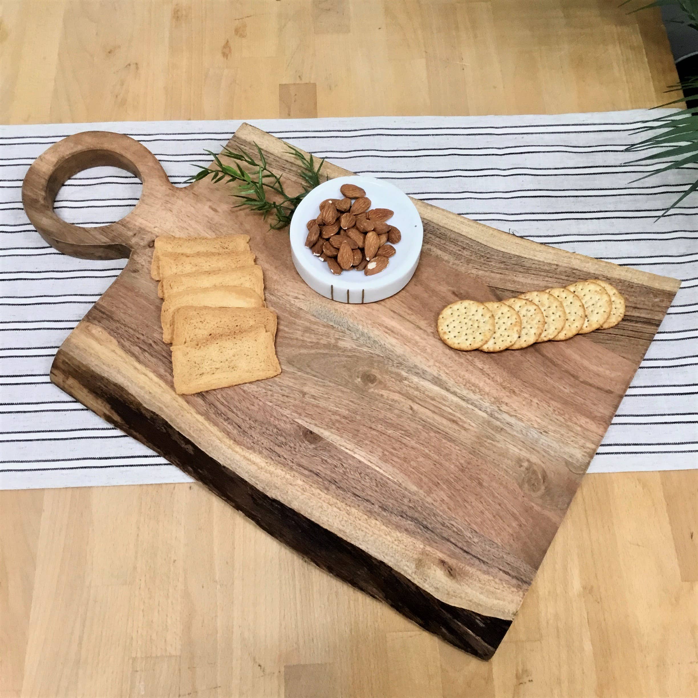 India Handicrafts Inc - Vente Planche à découper - Petite planche à découper en bois d'acacia Live Edge avec poignée circulaire4