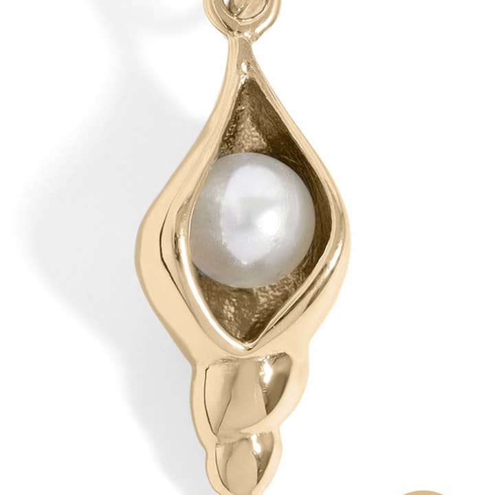 Coquille de conque en acier inoxydable PVD or 18 carats avec breloque en perle pour la vente par Sunflower Soul Boutique