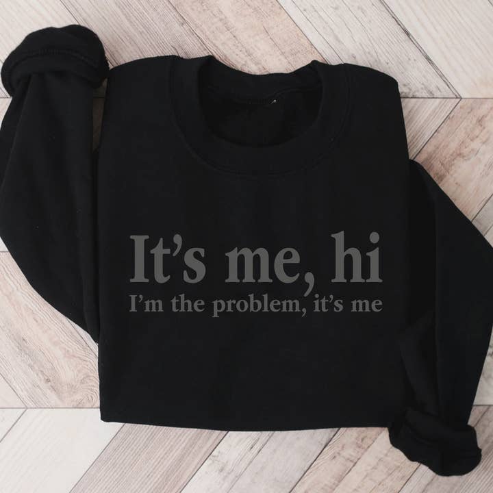 (PUFF INK) Ik ben het, hallo. Ik ben het probleem Ik ben het Sweatshirt voor wholesale door Exclusive Thredz
