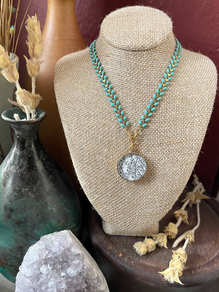 Collar Chevron Azul Bebé - colgante botánico dorado y blanco y negro para venta al por mayor de joeyfivecents