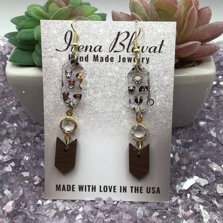 Oorbellen van acryl en hout voor honden voor wholesale door Irena Blavat Designs