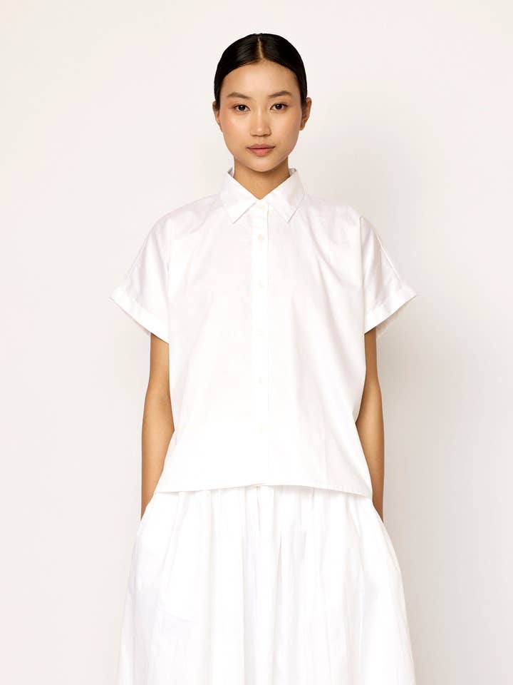 Chemise décontractée à manches courtes - Blanche pour la vente par LAUDE the Label