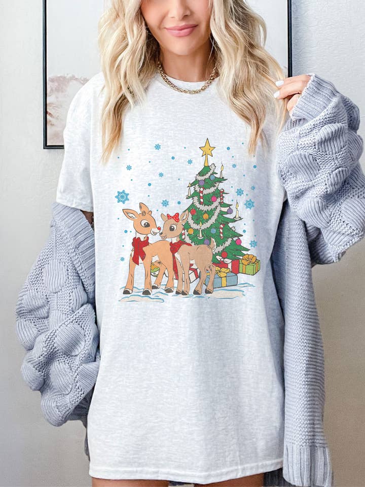 SONDO DESIGN LTD – Engroshandel Grafisk t-shirt - Dame – Retro Rudolph og Clarice skjorte, Rudolph Rødnæset Rensdyr4
